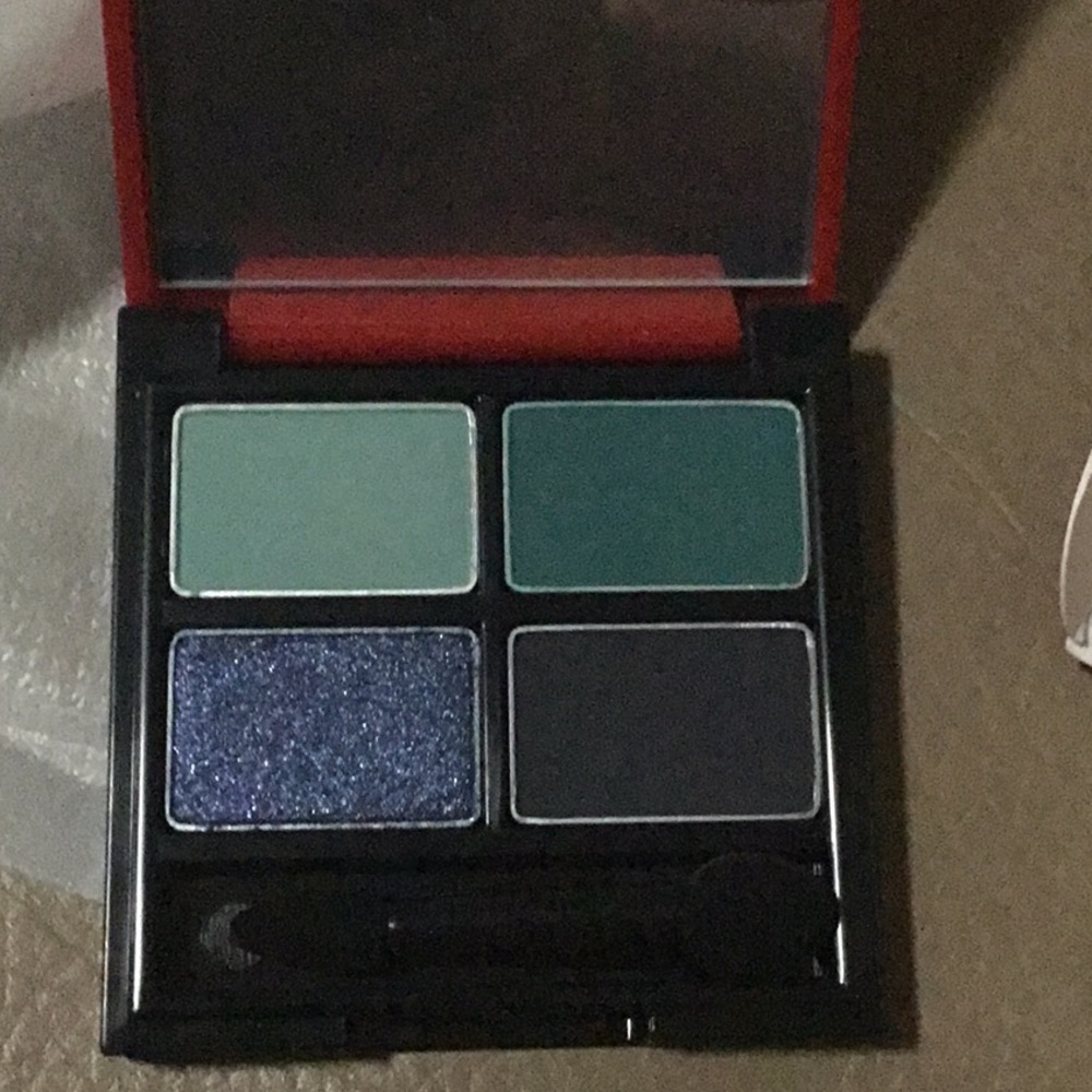 Fmg Glimmer eyeshadow quad color is called Legend
